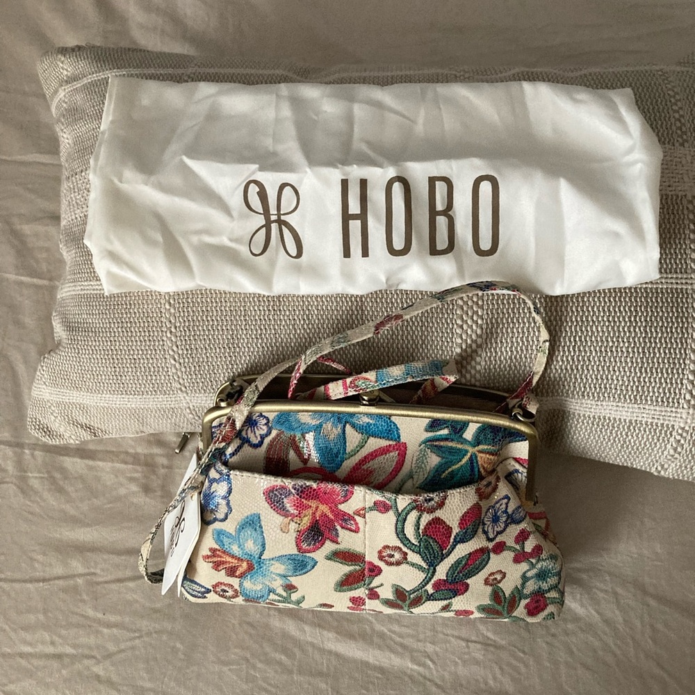 This beautiful floral hobo can be a crossbody or a wristlet!